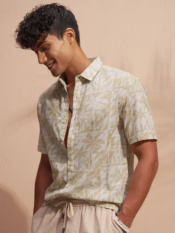 Highlander Men Off White Printed Relaxed Fit Casual Shirt