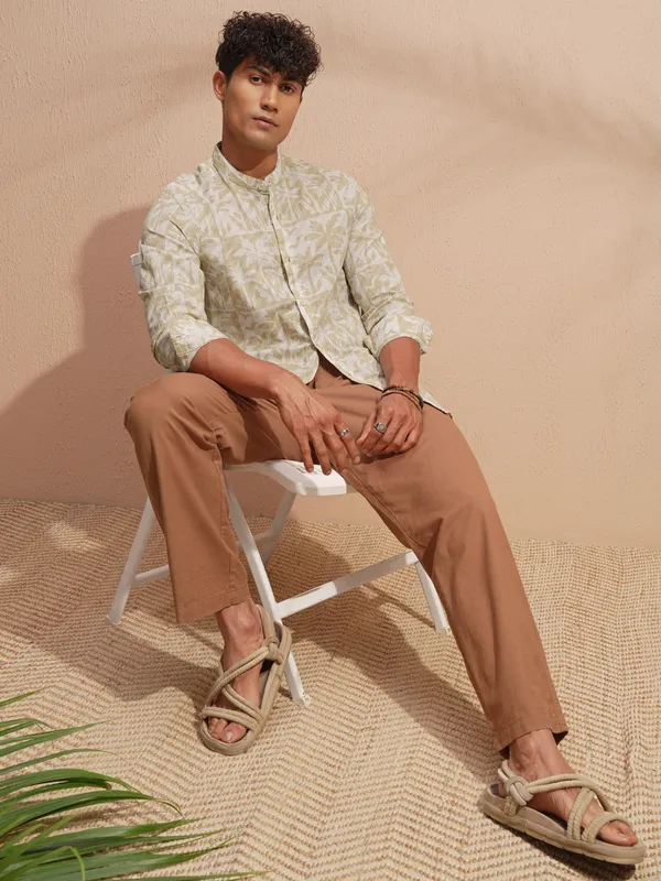 Highlander Men Off White Printed Slim Fit Casual Shirt