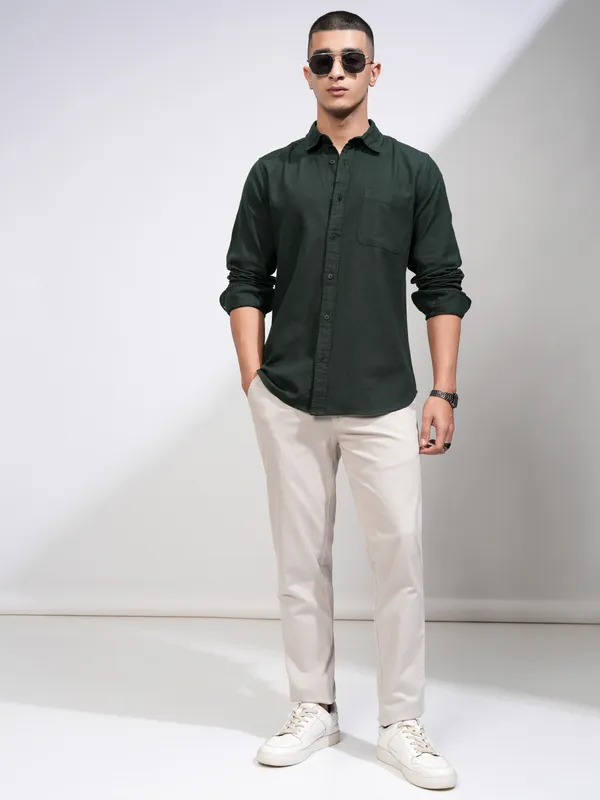 Highlander Men Green Solid Slim Fit Casual Shirt