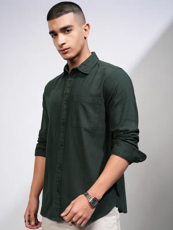 Highlander Men Green Solid Slim Fit Casual Shirt