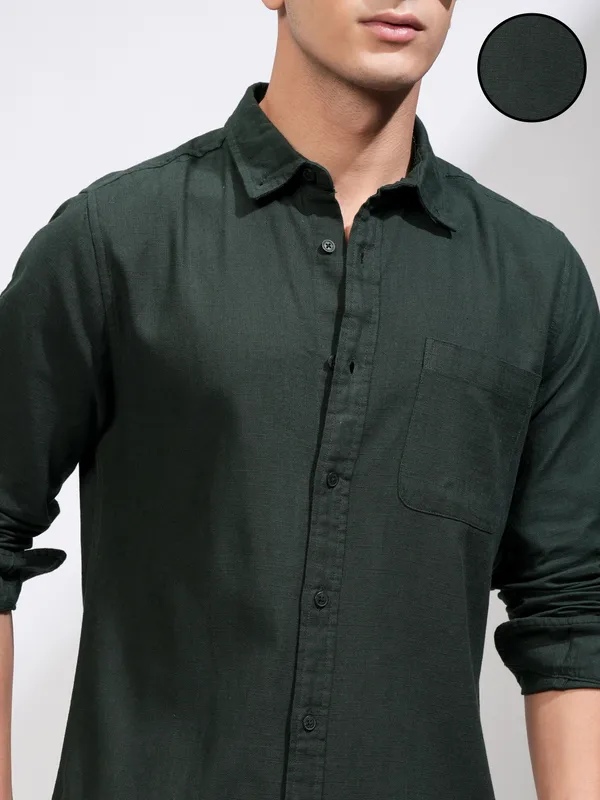 Highlander Men Green Solid Slim Fit Casual Shirt