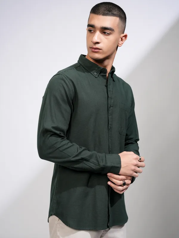 Highlander Men Green Solid Slim Fit Casual Shirt