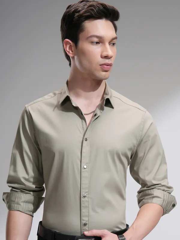 Highlander Men Tan Solid Slim Fit Casual Shirt
