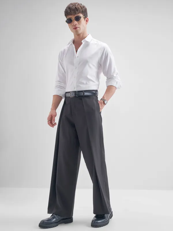 Highlander Men White Solid Slim Fit Casual Shirt