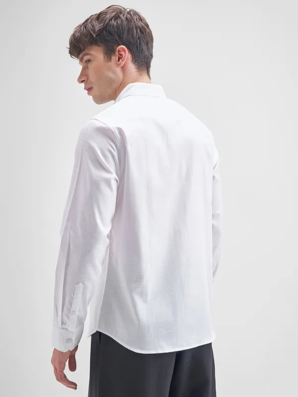 Highlander Men White Solid Slim Fit Casual Shirt