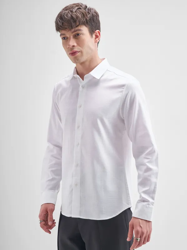 Highlander Men White Solid Slim Fit Casual Shirt