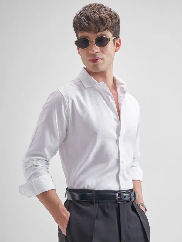 Highlander Men White Solid Slim Fit Casual Shirt