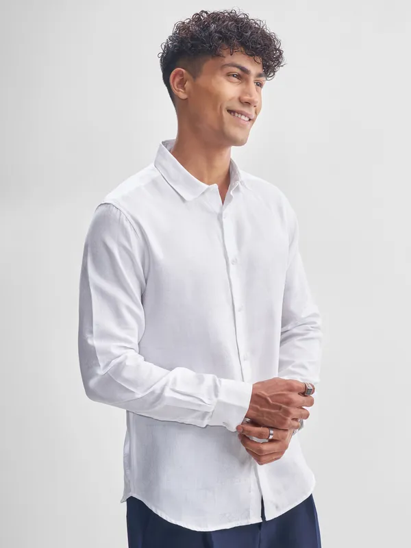 Highlander Men White Self Design Slim Fit Casual Shirt