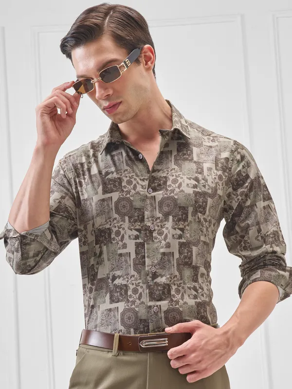 Highlander Men Beige Printed Slim Fit Casual Shirt