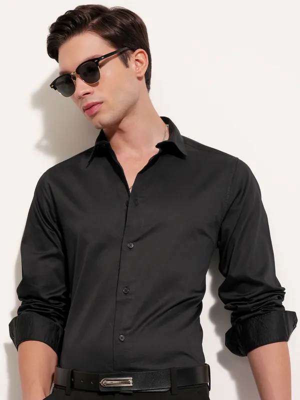Highlander Men Black Solid Slim Fit Casual Shirt