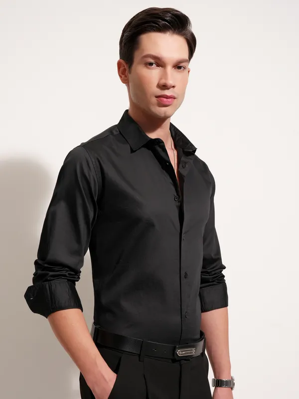 Highlander Men Black Solid Slim Fit Casual Shirt