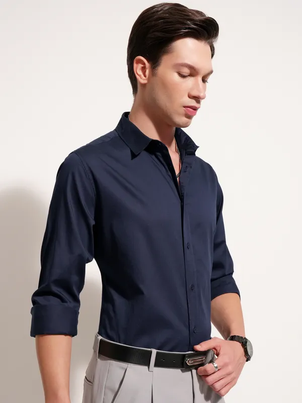 Highlander Men Navy Blue Solid Slim Fit Casual Shirt