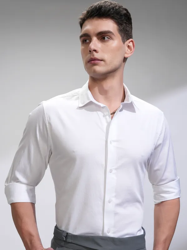 Highlander Men White Solid Slim Fit Casual Shirt