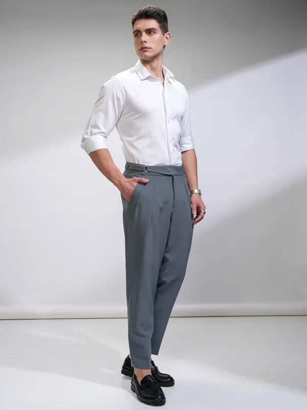 Highlander Men White Solid Slim Fit Casual Shirt