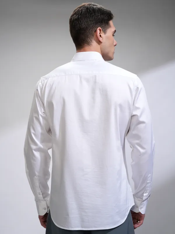 Highlander Men White Solid Slim Fit Casual Shirt