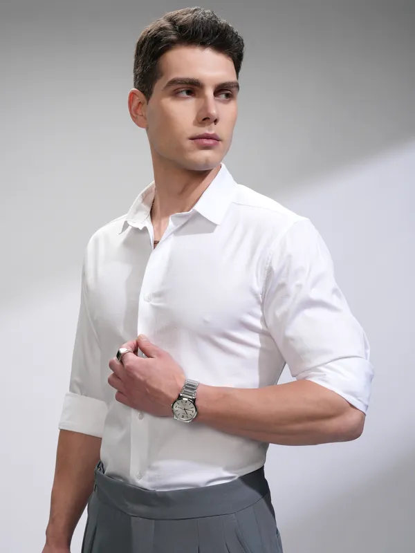 Highlander Men White Solid Slim Fit Casual Shirt