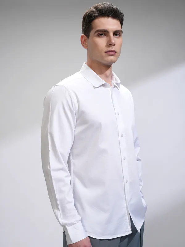 Highlander Men White Solid Slim Fit Casual Shirt
