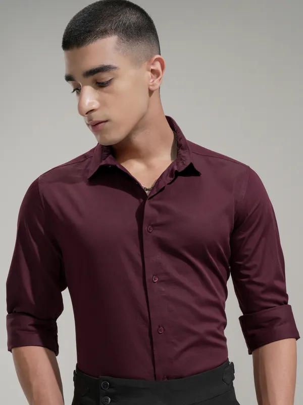 Highlander Men Maroon Solid Slim Fit Casual Shirt