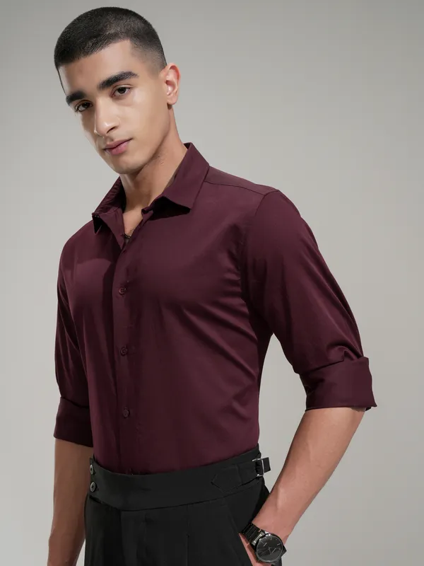 Highlander Men Maroon Solid Slim Fit Casual Shirt