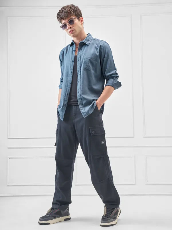 Highlander Men Blue Solid Slim Fit Casual Shirt