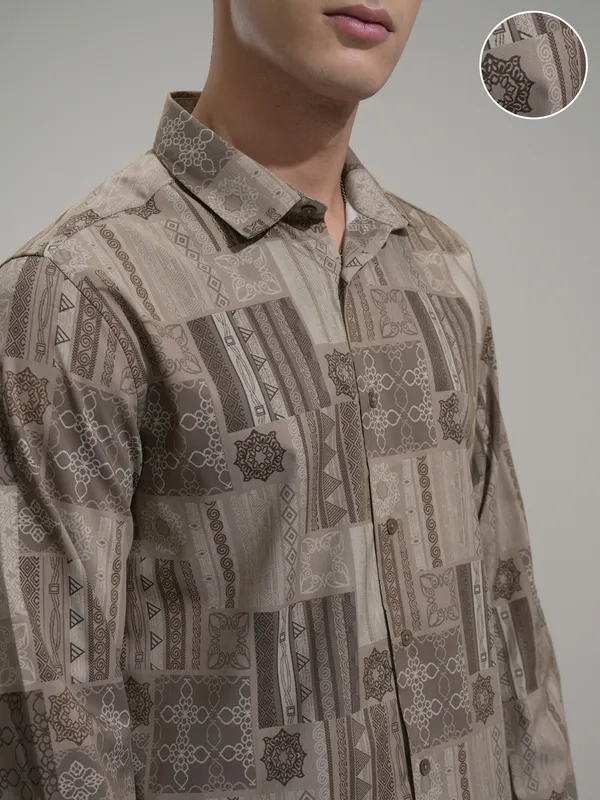 Highlander Men Beige Printed Slim Fit Casual Shirt