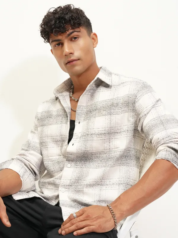 Highlander Men Off White Checked Relaxed Fit Casual Shirt