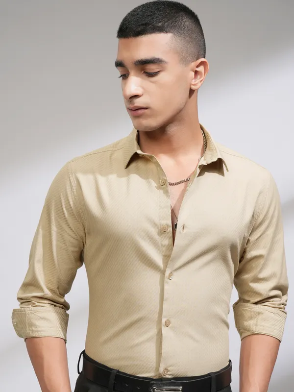 Highlander Men Beige Textured Slim Fit Casual Shirt