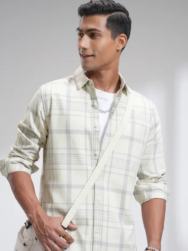 Highlander Men Cream Checked Slim Fit Casual Shirt