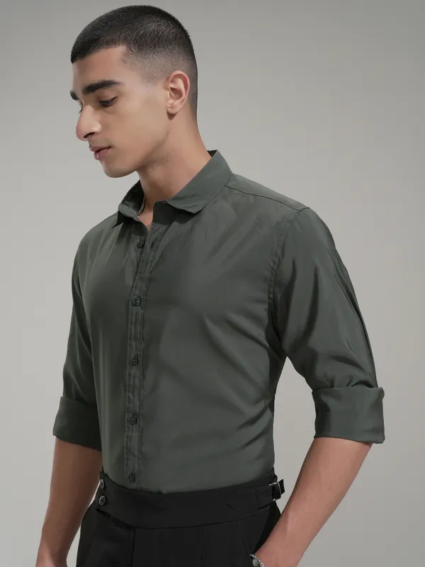 Highlander Men Green Solid Slim Fit Casual Shirt