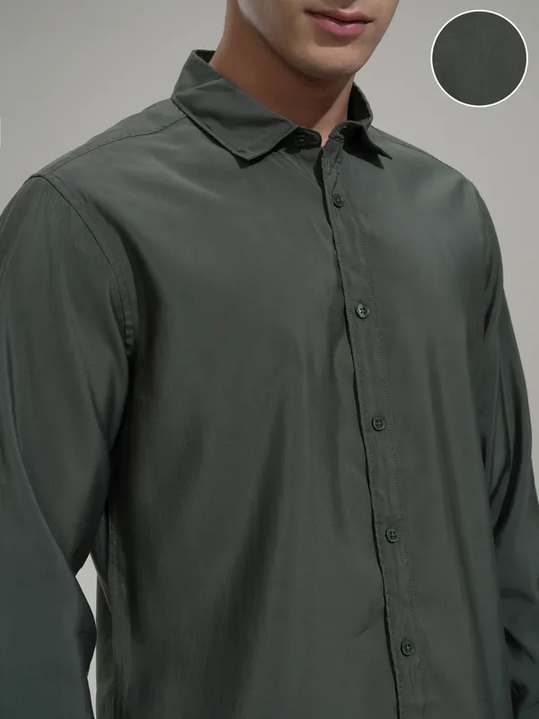 Highlander Men Green Solid Slim Fit Casual Shirt