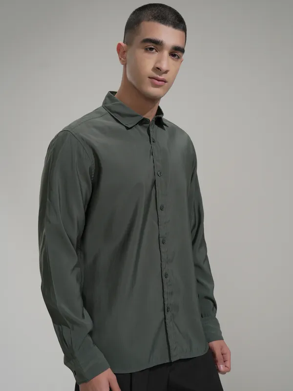 Highlander Men Green Solid Slim Fit Casual Shirt