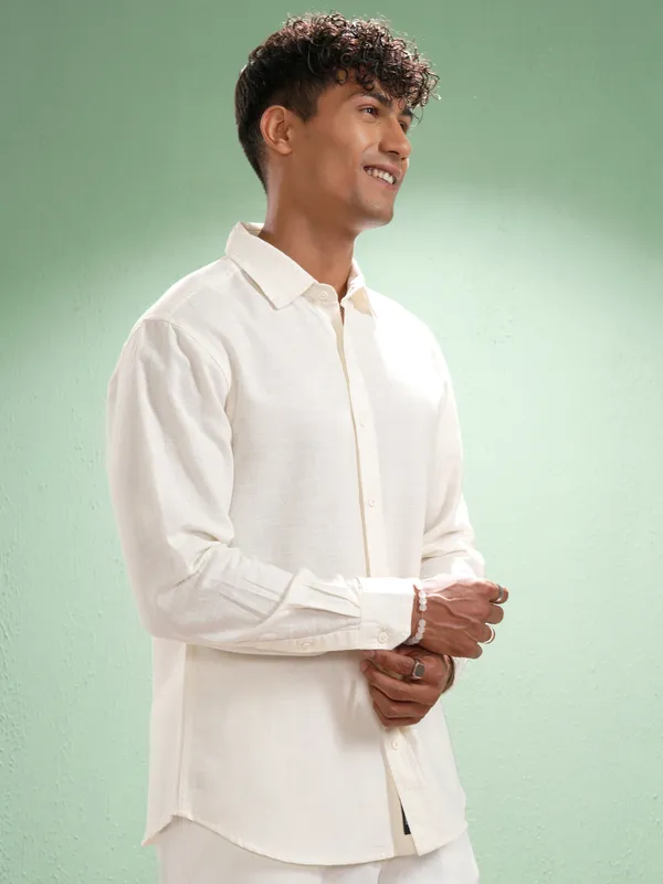 Highlander Men Off White Self Design Relaxed Fit Casual Shirt