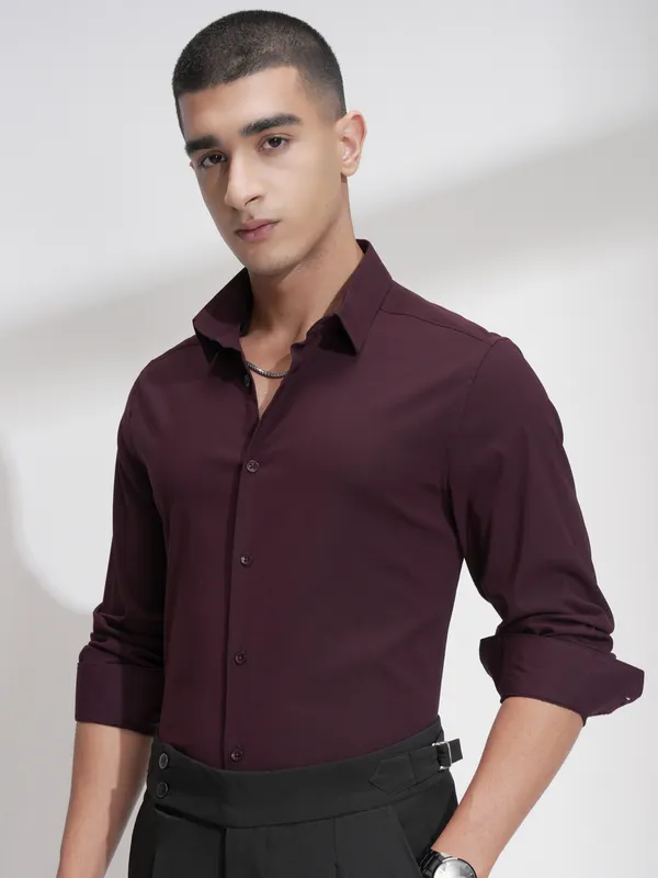 Highlander Men Burgundy Solid Slim Fit Casual Shirt