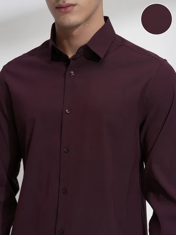 Highlander Men Burgundy Solid Slim Fit Casual Shirt