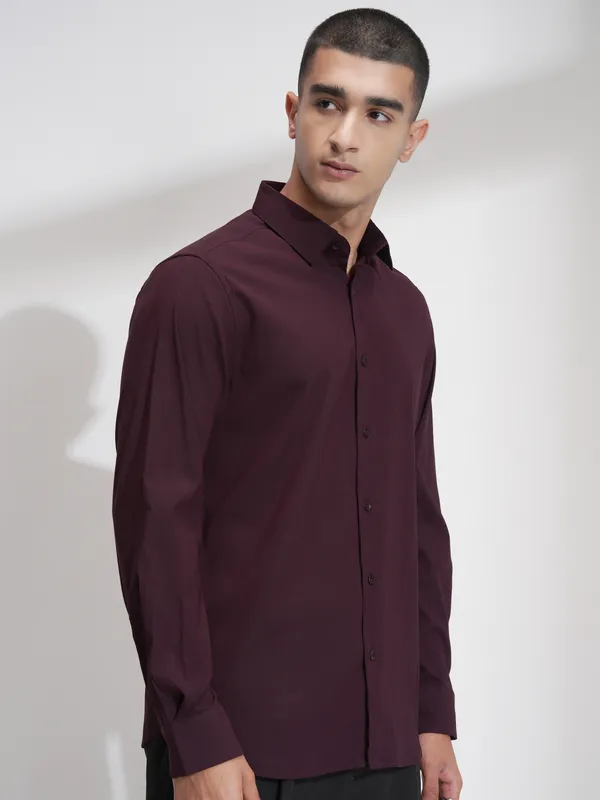 Highlander Men Burgundy Solid Slim Fit Casual Shirt