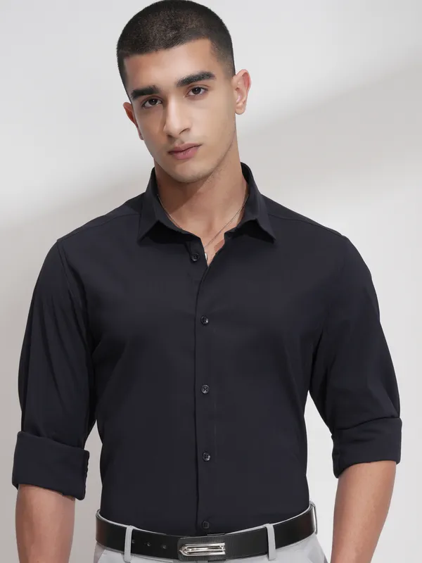Highlander Men Black Solid Slim Fit Casual Shirt