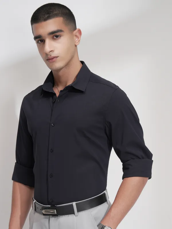 Highlander Men Black Solid Slim Fit Casual Shirt