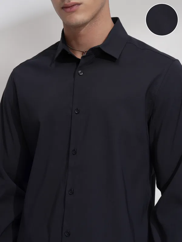 Highlander Men Black Solid Slim Fit Casual Shirt