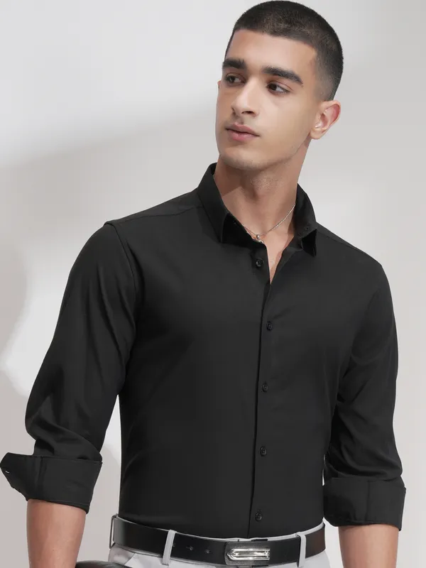 Highlander Men Black Solid Slim Fit Casual Shirt