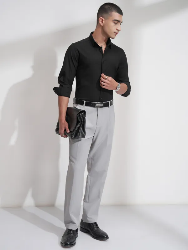 Highlander Men Black Solid Slim Fit Casual Shirt