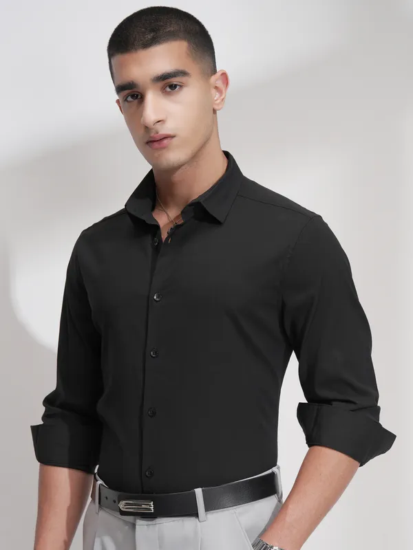 Highlander Men Black Solid Slim Fit Casual Shirt