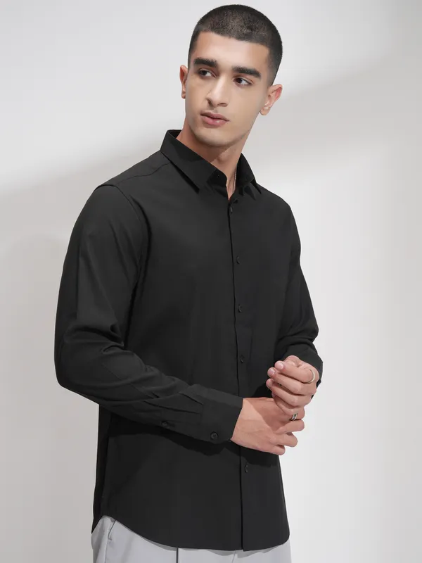 Highlander Men Black Solid Slim Fit Casual Shirt
