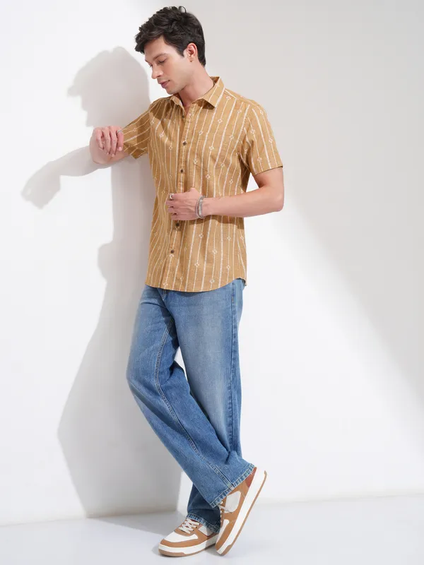 Highlander Men Mustard Printed Slim Fit Casual Shirt