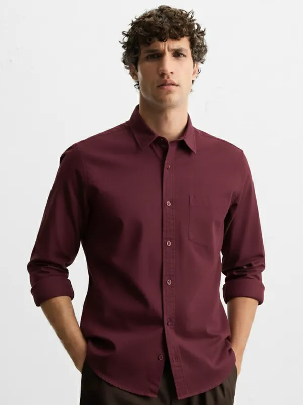Highlander Men Maroon Solid Slim Fit Casual Shirt