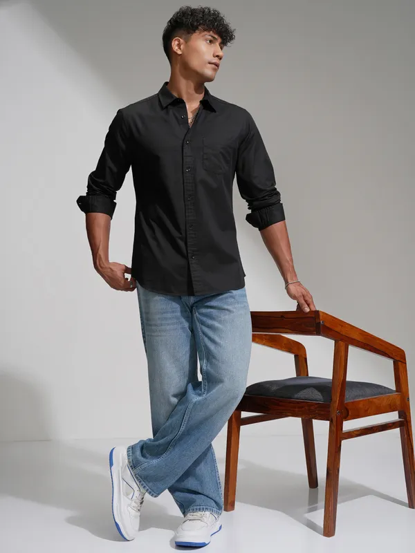 Highlander Men Black Slim Fit Solid Casual Shirt