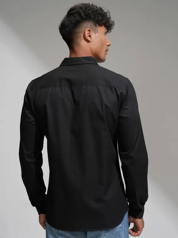 Highlander Men Black Slim Fit Solid Casual Shirt
