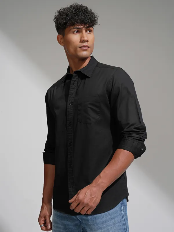 Highlander Men Black Slim Fit Solid Casual Shirt
