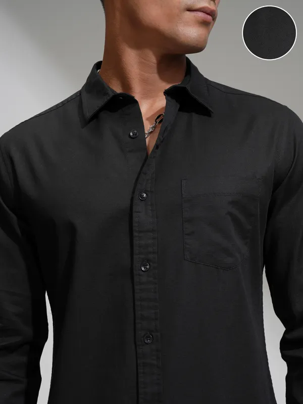 Highlander Men Black Slim Fit Solid Casual Shirt