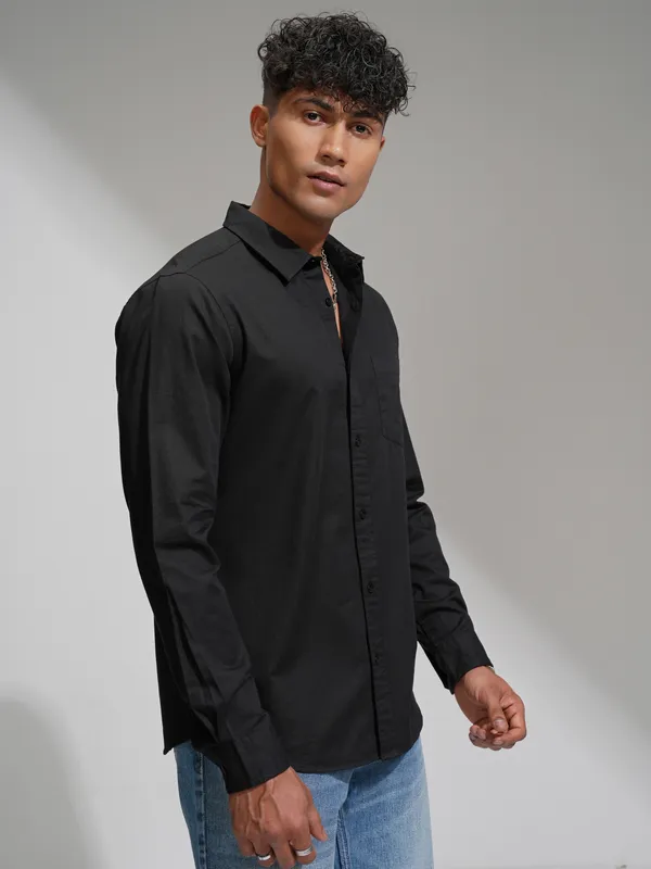 Highlander Men Black Slim Fit Solid Casual Shirt