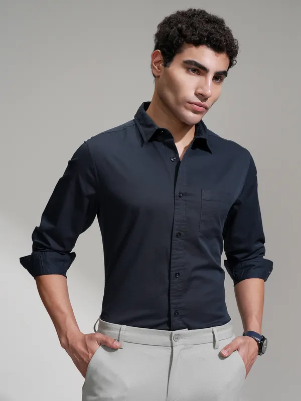 Highlander Men Navy Blue Solid Slim Fit Casual Shirt